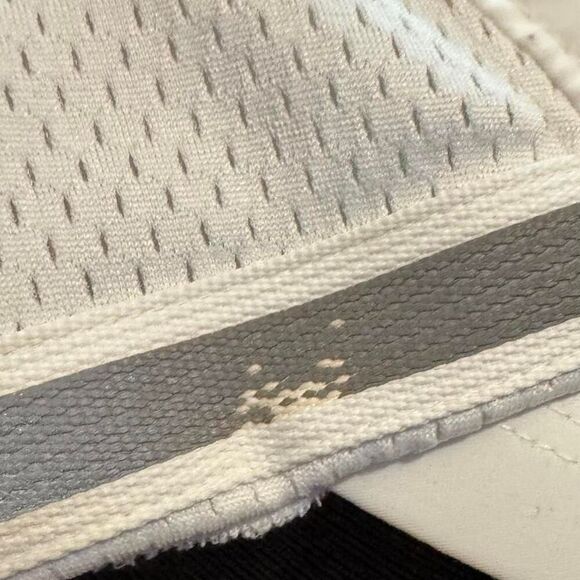 Life is Good white adjustable reflective running/cycling hat with Velcro pocket - Picture 4 of 8